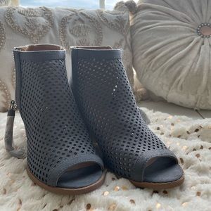 Qupid gray bootie